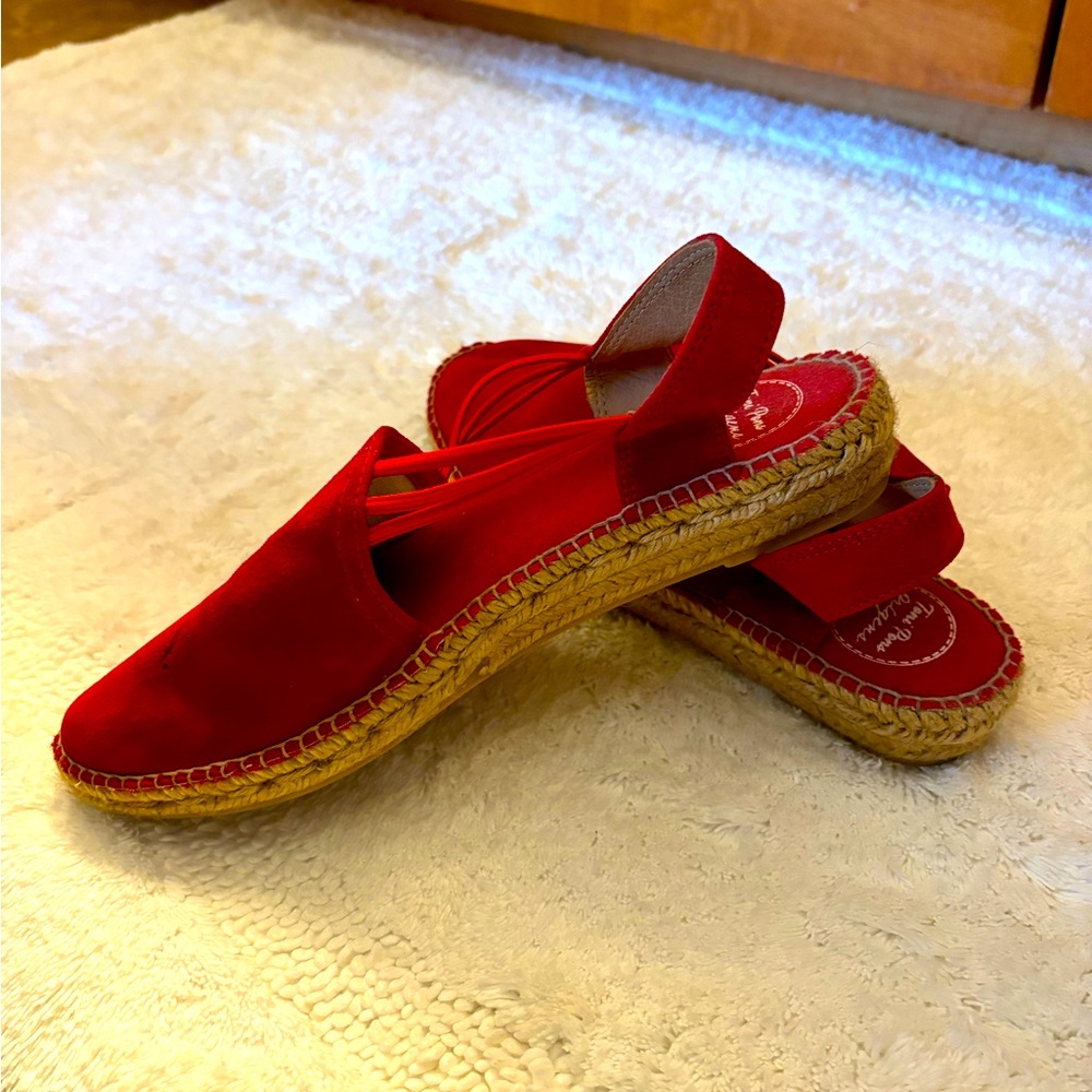 Red suede espadrilles with leather lining and flat sole heel, height 2.5 - 5cm